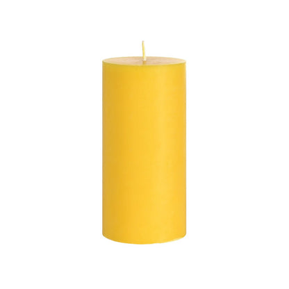 Żółta świeca walcowa firmy Duni GmbH, wykonana w 100% ze stearyny (150 x 70 mm, czas palenia ok. 50 godzin), stanowi stylowy i ekologiczny akcent, a dzięki pojedynczemu knotowi prezentuje się elegancko na białym tle.