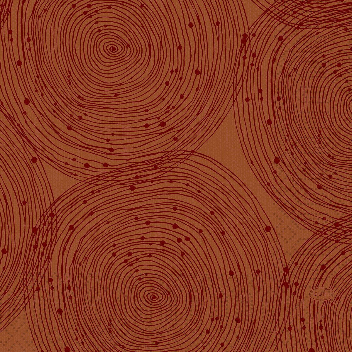 Serwetki z włókniny Duni GmbH 33 x 33 cm 3-warstwowe 1/4 fałda Earthy (250 sztuk) pokazują ciemnoczerwone, nakładające się spirale i rozproszone punkty na brązowym tle, tworząc abstrakcyjny, teksturowany wygląd.