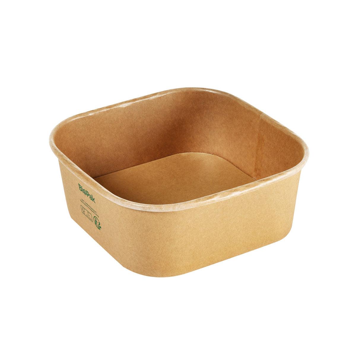 Die Duni GmbH Kartonbox BRICK LARGE 1200 ml, ein quadratischer brauner FSC/PLA-Lebensmittelbehälter (168x168x65 mm), bietet eine umweltfreundliche, nachhaltige Verpackung im 40er-Pack, abgebildet mit abgerundeten Kanten auf weißem Hintergrund.