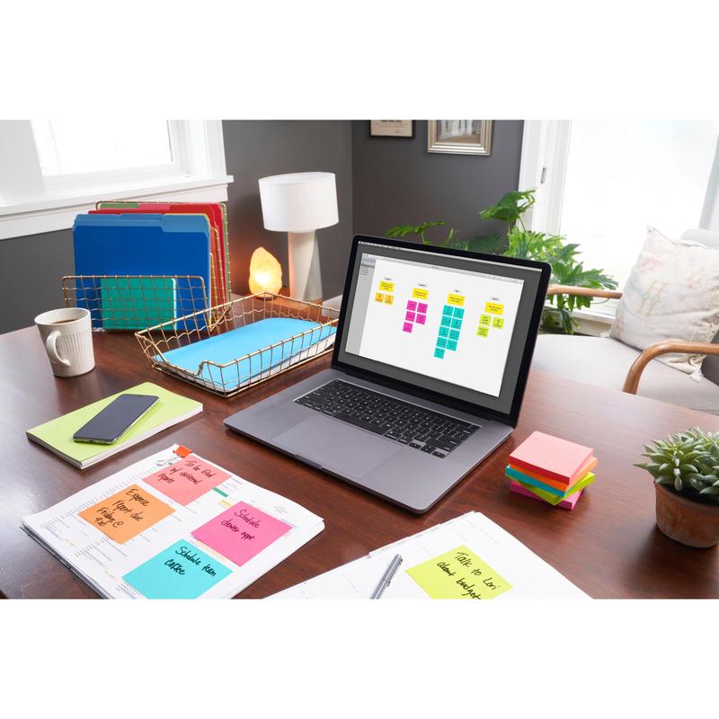 Uprzątnięte biurko w domowym biurze z laptopem i cyfrowym kalendarzem, kolorowymi segregatorami, smartfonem, notesami, karteczkami samoprzylepnymi Post-it® 3M Deutschland GmbH Poptimistic Collection (38 mm x 51 mm), długopisem, małą rośliną i lampą w jasnym świetle dziennym.