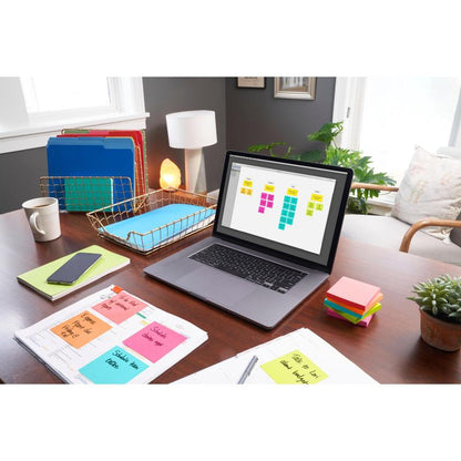Uprzątnięte biurko w domowym biurze z laptopem i cyfrowym kalendarzem, kolorowymi segregatorami, smartfonem, notesami, karteczkami samoprzylepnymi Post-it® 3M Deutschland GmbH Poptimistic Collection (38 mm x 51 mm), długopisem, małą rośliną i lampą w jasnym świetle dziennym.