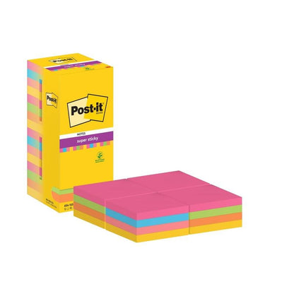 Żółte pudełko Post-it® Super Sticky Notes (76x76mm, 90 arkuszy/blok, 16 bloków/opakowanie, różne kolory) firmy 3M Deutschland GmbH jest pokazane obok kolorowych bloków. Opakowanie podkreśla logo marki i szczegóły takie jak 100% PEFC.