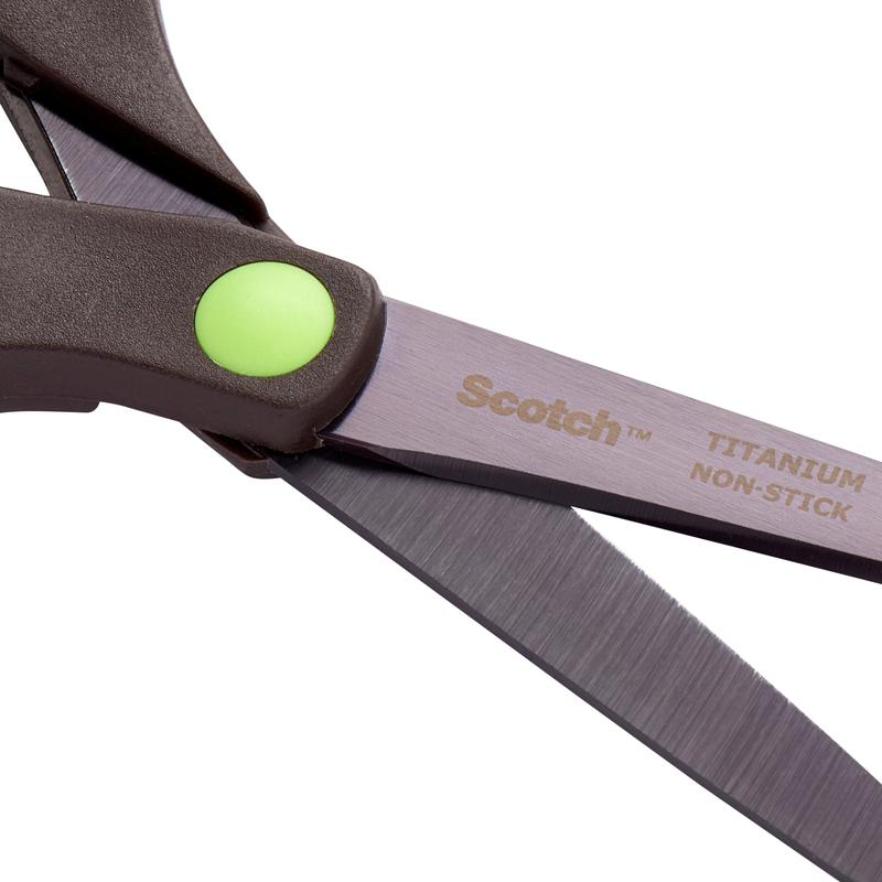 Zbliżenie nożyczek Scotch™ Titan od 3M Deutschland GmbH, 20 cm, z antyadhezyjnymi ostrzami z tytanu i zielonym, okrągłym detalem w pobliżu przegubu uchwytu.