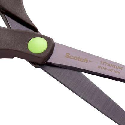 Zbliżenie nożyczek Scotch™ Titan od 3M Deutschland GmbH, 20 cm, z antyadhezyjnymi ostrzami z tytanu i zielonym, okrągłym detalem w pobliżu przegubu uchwytu.