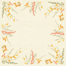 Obrus Dunicel 84x84 cm Fall Beauty od Duni GmbH to kwadratowy beżowy obrus z żółto-pomarańczowymi liśćmi, czerwonymi jagodami i zielono-szarymi trawami w stylu akwareli na brzegach i narożnikach; środek pozostaje pusty.