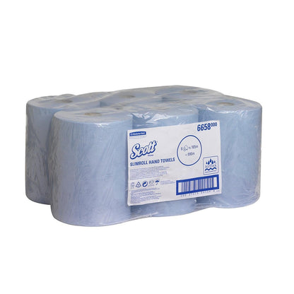 Opakowanie z sześcioma ręcznikami Scott® Slimroll™ od Kimberly-Clark GmbH, oszczędzające miejsce niebieskie rolki w przezroczystej plastikowej osłonie z widoczną etykietą produktu i kodem kreskowym z przodu.