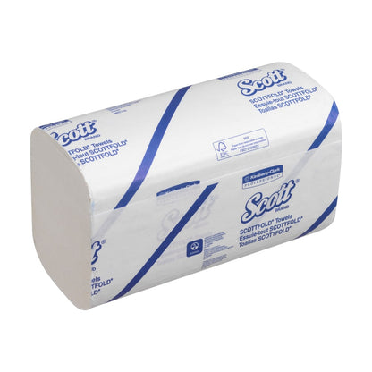 Karton ręczników Scott® SCOTTFOLD* od Kimberly-Clark GmbH (białe, składane, średnie - 25 klipsów x 175 arkuszy) stoi w biało-niebieskim wzorze na białej powierzchni.