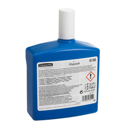 Przezroczyste prostokątne opakowanie uzupełniające o pojemności 310 ml Kimberly-Clark Professional™ zapach RHAPSODIE z białą nakrętką i wielojęzyczną etykietą, sprzedawane jako 6 kaset na karton, idealne do odświeżaczy powietrza w toaletach. Marka: Kimberly-Clark GmbH.