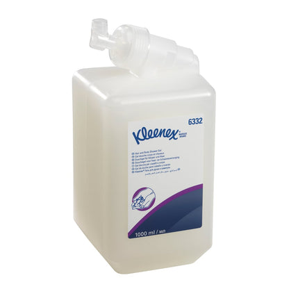 Przezroczysta kaseta 1L z szamponem do włosów i ciała Kleenex® firmy Kimberly-Clark GmbH, z białą etykietą i dozownikiem, zawiera informacje o delikatnej pielęgnacji i skutecznym czyszczeniu w niebieskim i fioletowym napisie. Sprzedawane jako 6 kaset na karton.