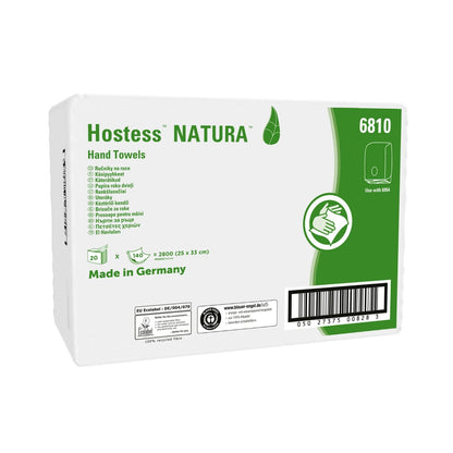 Prostokątne białe pudełko z ręcznikami Kimberly-Clark Hostess™ NATURA™ C-Falz (białe, M), z zielonym tekstem i grafiką, zawiera 20 opakowań po 140 arkuszy w kartonie. Wyprodukowano w Niemczech, szczegóły i certyfikaty są podane na opakowaniu.
