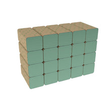 Stos szesnastu prostokątnych bloków, ułożonych w formacie 4x4, przypomina ręczniki Hostess™ NATURA™ - składanie w zygzak, małe (23,00 x 25,00 cm) firmy Kimberly-Clark GmbH, z zielonymi frontami i brązowymi bokami na jednolicie białym tle.