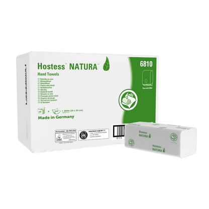 Białe pudełko z ręcznikami Hostess™ NATURA™ C-Falz od Kimberly-Clark GmbH z zielonym tekstem i logo liścia, zawiera 20 opakowań (po 140 arkuszy każde). Wyprodukowane w Niemczech, ekologiczne, z informacjami o produkcie i instrukcjami użytkowania na pudełku.
