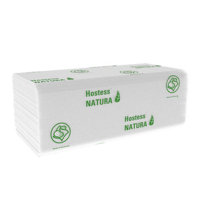 Stos złożonych białych ręczników Hostess™ NATURA™ C-Falz od Kimberly-Clark GmbH z grafiką zielonych liści, symbolem kciuka w górę, tekstem "Made in Germany" i ekologicznym brandingiem. 20 x 140 arkuszy na karton.
