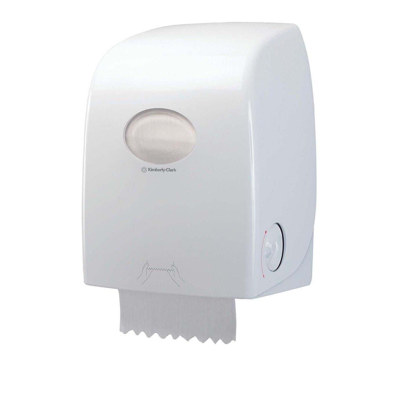 Biały, montowany na ścianie dozownik ręczników Scott® ESSENTIAL™ od Kimberly-Clark GmbH posiada przezroczyste okienko pokazujące zawartość rolki, wystający arkusz i ilustrowany symbol ciągnięcia dla łatwego użycia.