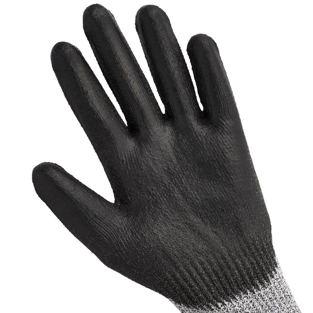 Nahaufnahme einer rechten Hand, die einen Kimberly-Clark GmbH KleenGuard® G60 Endurapro™ schnittfeste Handschuhe Level 5 in grau & schwarz mit einer Strickmanschette trägt, dargestellt vor einem weißen Hintergrund.