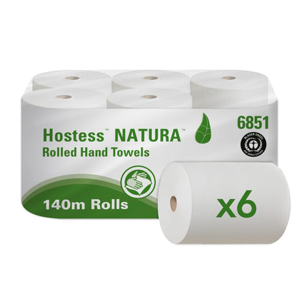 Karton z sześcioma rolkami ręczników Hostess™ NATURA od Kimberly-Clark GmbH, każda rolka o długości 140 m w kolorze naturalnym, posiada przyjazne dla środowiska białe i zielone opakowanie z nazwą produktu, logo liścia i symbolem sześciu rolek - idealne dla potrzeb zrównoważonego rozwoju.