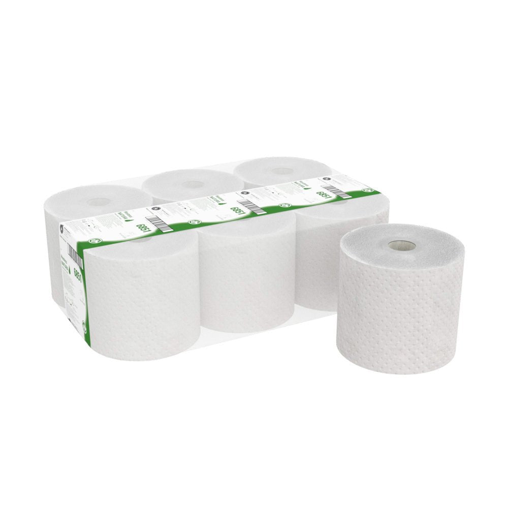 Na zdjęciu znajduje się opakowanie z sześcioma rolkami ręczników Hostess™ NATURA od Kimberly-Clark GmbH - pięć rolek w opakowaniu z tworzywa sztucznego z zielonym i białym napisem oraz jedna nieopakowana rolka stojąca pionowo obok opakowania.