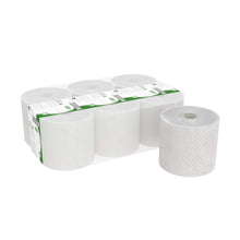 Na zdjęciu znajduje się opakowanie z sześcioma rolkami ręczników Hostess™ NATURA od Kimberly-Clark GmbH - pięć rolek w opakowaniu z tworzywa sztucznego z zielonym i białym napisem oraz jedna nieopakowana rolka stojąca pionowo obok opakowania.