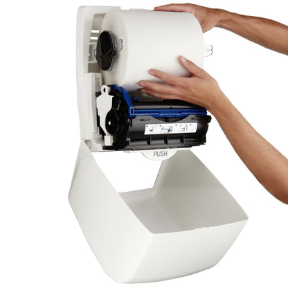 Osoba instaluje dużą rolkę ręcznika papierowego w dozowniku ręczników w rolce Aquarius™ - Biały od Kimberly-Clark GmbH z widocznym mechanizmem - idealny do miejsc publicznych, wymagających higieny.