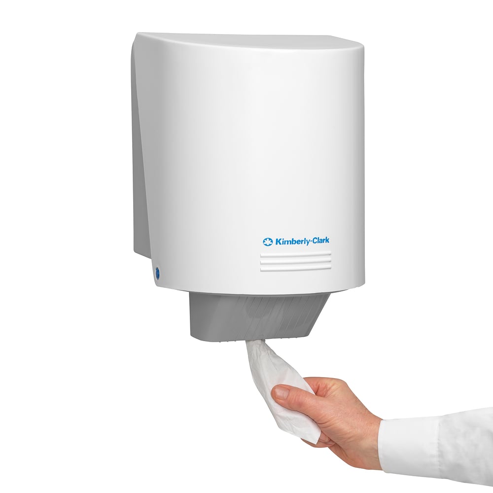 Ręka wyciąga ręcznik papierowy WypAll® L20 do prac konserwacyjnych firmy Kimberly-Clark GmbH z białego dozownika ściennego - idealne do szybkiego czyszczenia lub prac konserwacyjnych (6 rolek x 400 chusteczek, biały).
