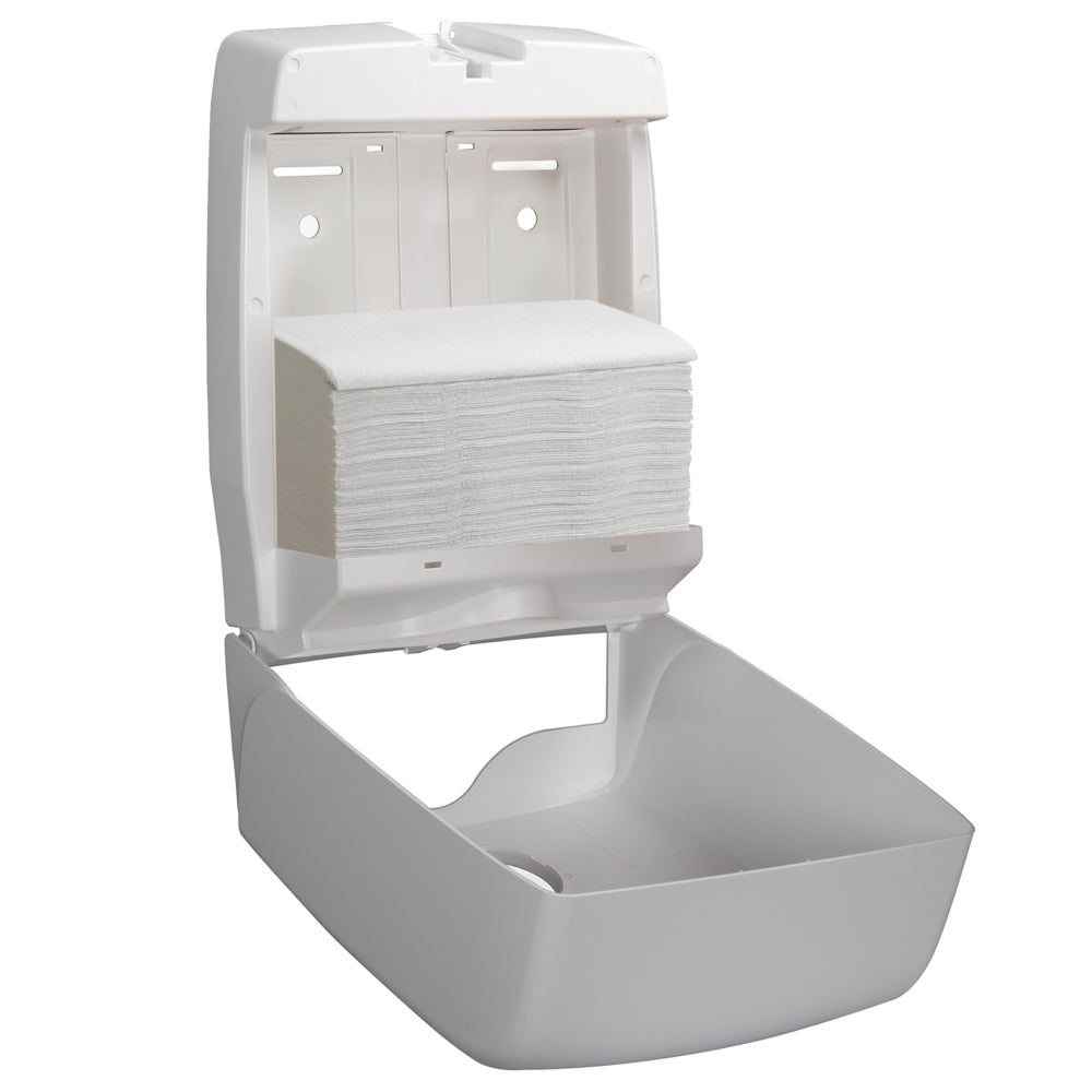 Biały dozownik ścienny z otwartym frontem pokazuje stos ręczników Scott® ESSENTIAL™ Interfold Białe Małe od Kimberly-Clark GmbH (15 klipsów x 340 arkuszy) wyraźnie wewnątrz.