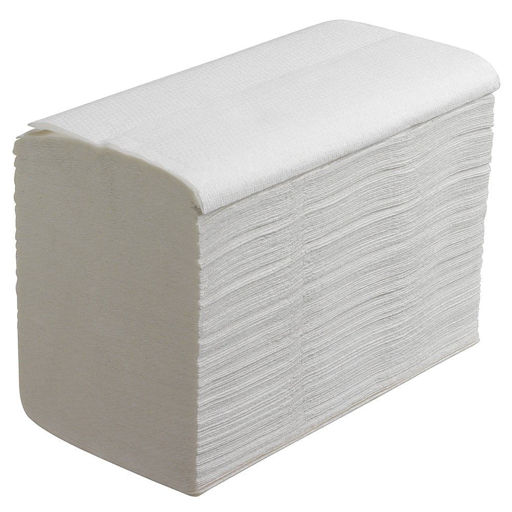Stos ręczników Scott® ESSENTIAL™ Interfold, Białe, Małe (15 klipsów x 340 arkuszy), od Kimberly-Clark GmbH, czysto złożone i ukośnie ułożone, z lekko odstającą górną warstwą.