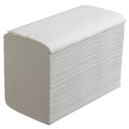 Stos ręczników Scott® ESSENTIAL™ Interfold, Białe, Małe (15 klipsów x 340 arkuszy), od Kimberly-Clark GmbH, czysto złożone i ukośnie ułożone, z lekko odstającą górną warstwą.