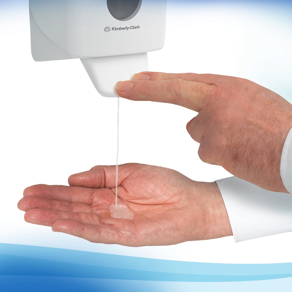 Osoba aplikuje przezroczysty Scott® Control™ Antybakteryjny Środek do Mycia Rąk (1-litrowa kaseta) od Kimberly-Clark GmbH z naściennego dozownika na swoją dłoń do higienicznego mycia rąk.
