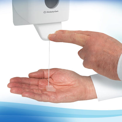 Osoba aplikuje przezroczysty Scott® Control™ Antybakteryjny Środek do Mycia Rąk (1-litrowa kaseta) od Kimberly-Clark GmbH z naściennego dozownika na swoją dłoń do higienicznego mycia rąk.