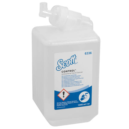 Przezroczysta 1-litrowa kaseta Scott® Control™ Antybakteryjny Środek do Mycia Rąk od Kimberly-Clark GmbH do higienicznego mycia rąk, dostarczana w kartonie z 6 wkładami, z informacjami o produkcie i bezpieczeństwie na opakowaniu.