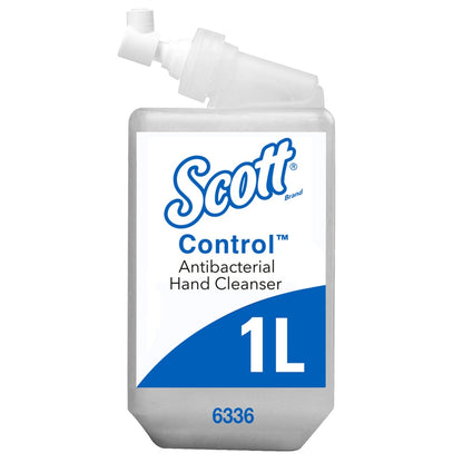 Przezroczysta 1-litrowa kaseta Scott® Control™ Antybakteryjny Środek do Mycia Rąk od Kimberly-Clark GmbH do higienicznego mycia rąk; dostarczana w kartonie z 6 kasetami, z nazwą produktu i marki na etykiecie każdej z nich.