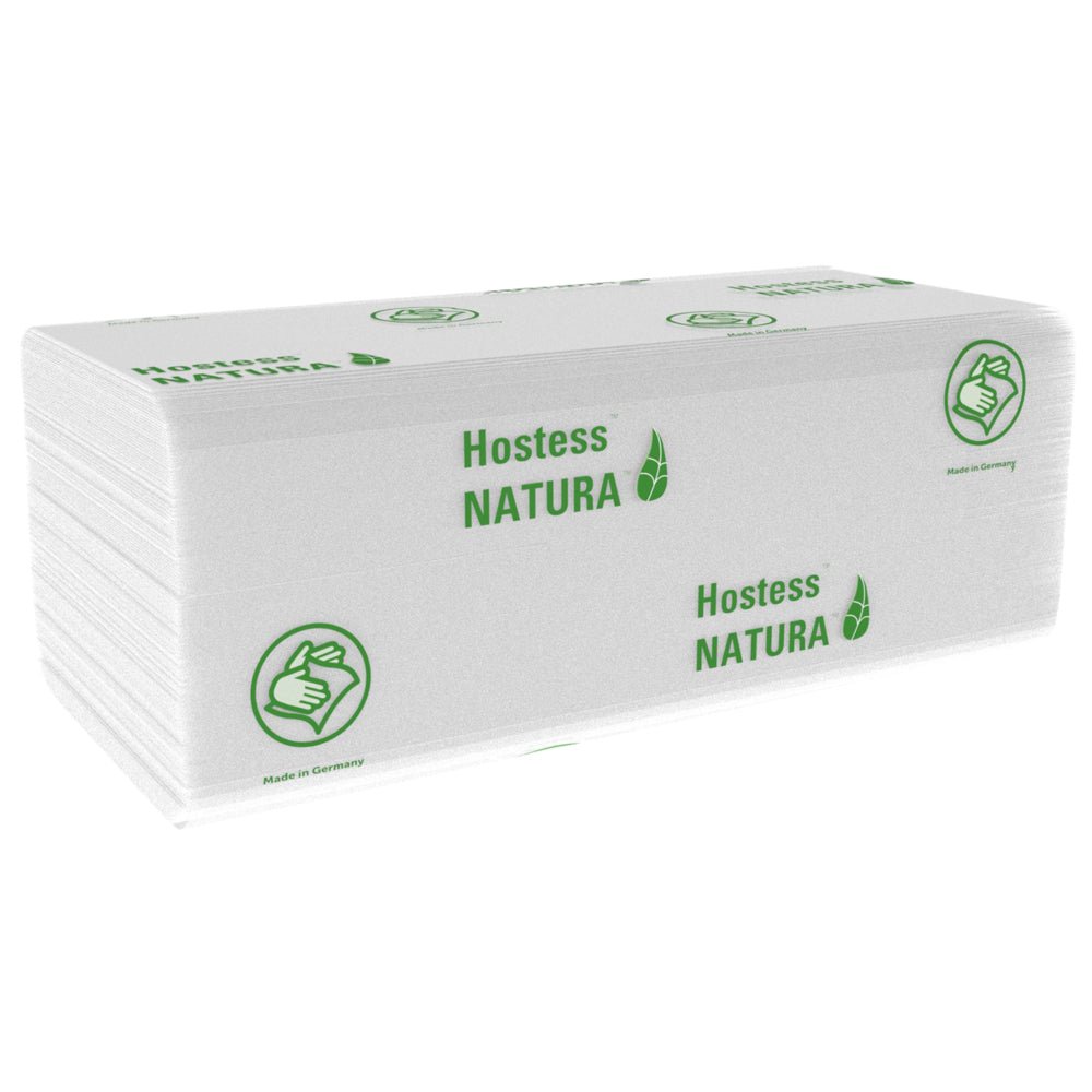 Stos białych, złożonych ręczników Hostess™ NATURA™ (Kimberly-Clark GmbH), duży, 20 x 84 arkusze, z zielonym brandingiem i symbolem kciuka w górę. Wyprodukowane w Niemczech - idealne ręczniki papierowe do miejsc publicznych. 20 paczek na karton.