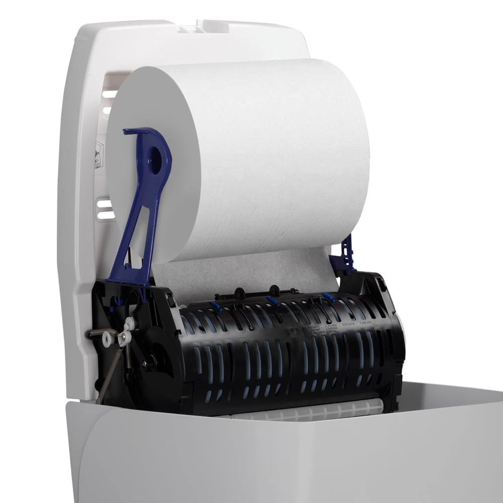 Zbliżenie otwartego dozownika ręczników w rolce Aquarius™ - Biały od Kimberly-Clark GmbH, pokazującego dużą rolkę ręcznika papierowego i czarno-niebieski mechanizm dozujący - idealny do higienicznego wydawania ręczników w miejscach publicznych.