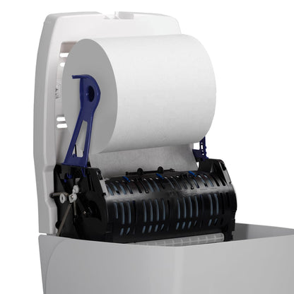 Zbliżenie otwartego dozownika ręczników w rolce Aquarius™ - Biały od Kimberly-Clark GmbH, pokazującego dużą rolkę ręcznika papierowego i czarno-niebieski mechanizm dozujący - idealny do higienicznego wydawania ręczników w miejscach publicznych.