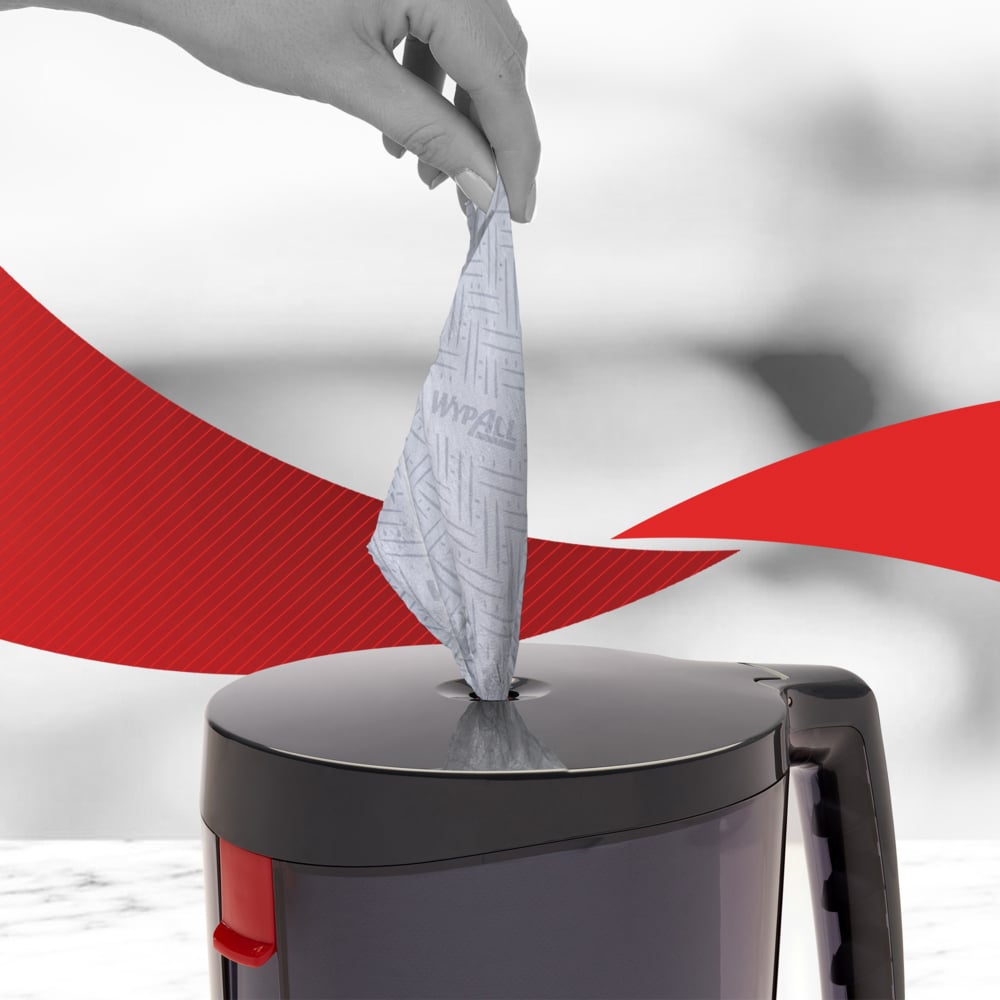 Eine Hand zieht ein WypAll® Reach™ blaues Papierwischtuch für die Reinigung im Service & Einzelhandel von der Zentralentnahme eines grauen Spenders-ideal für professionelle Reinigungsdienste. Marke: Kimberly-Clark GmbH, 6 Rollen à 280 Tücher.