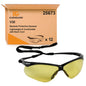 Eine KleenGuard® V30 Nemesis™ Schutzbrille der Kimberly-Clark GmbH mit karamellfarbenen Gläsern und schwarzer Umhängekordel wird vor einer Schachtel mit der Aufschrift "Kleenguard V30 Nemesis Protective Eyewear" gezeigt. Leichter und bequemer Augenschutz.