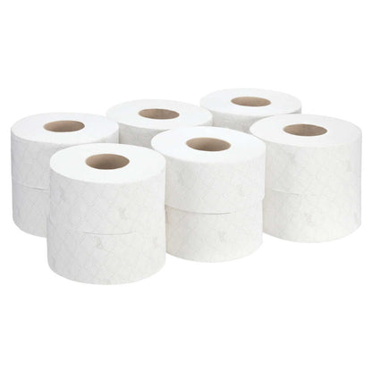 Dwanaście rolek papieru toaletowego Scott® Essential™ od Kimberly-Clark GmbH jest ułożonych na prostym białym tle i owiniętych w subtelnie wzorzyste papier.