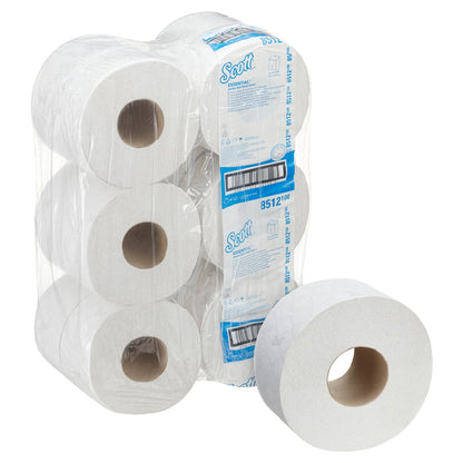 Karton z 12 dużymi białymi rolkami papieru toaletowego Scott® Essential™ Jumbo od Kimberly-Clark GmbH, każda rolka z 526 arkuszami. Niebiesko-białe opakowanie pokazuje markę Scott i informacje o produkcie, z jedną rolką przedstawioną z przodu.