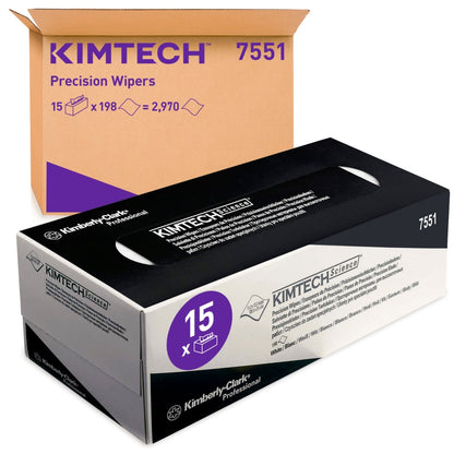 Na zdjęciu znajdują się dwa pudełka z precyzyjnymi chusteczkami Kimtech® Science firmy Kimberly-Clark GmbH: brązowy karton wysyłkowy (15x196 arkuszy) i czarno-białe pudełko sprzedażowe do czyszczenia delikatnych powierzchni.