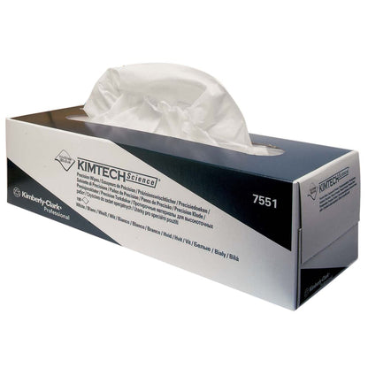 Pudełko z precyzyjnymi chusteczkami Kimtech® Science firmy Kimberly-Clark GmbH (Biały/ Duży, 15 pudełek x 196 chusteczek) stoi na białej powierzchni, chusteczka łatwa do wyciągnięcia - idealna do delikatnych powierzchni.