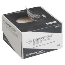 Na zdjęciu widoczne jest biało-szare opakowanie chusteczek precyzyjnych Kimtech® Science firmy Kimberly-Clark GmbH (małe, 30 opakowań po 286 chusteczek) z częściowo wyciągniętą chusteczką, na której widnieje znak towarowy oraz informacje o produkcie.