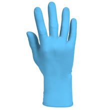 Ein einzelner blauer KleenGuard® G10 Comfort Plus Nitril-Handschuh (24 cm, beidhändig tragbar) der Marke Kimberly-Clark GmbH ist aufrecht mit nach vorne zeigender Handfläche und ausgestreckten Fingern vor weißem Hintergrund abgebildet.