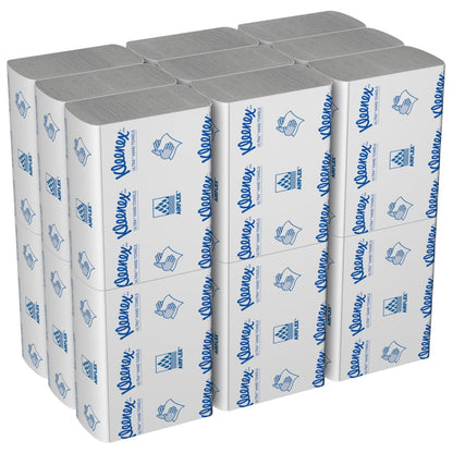 Ein Karton Kleenex® Ultra™ Handtücher von Kimberly-Clark GmbH enthält 18 weiße MultiFold-Päckchen à 150 Blatt mit blauen Texten und Symbolen auf der Verpackung.