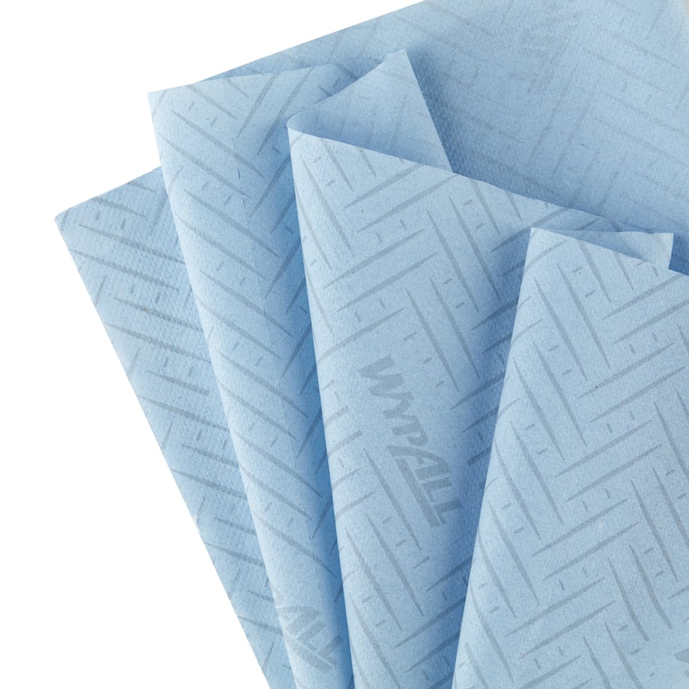 Sechs Rollen WypAll® L10 blaue Mittelstreifen-Hygienepapierhandtücher der Kimberly-Clark GmbH (je 630 Blatt) eignen sich ideal für die lebensmittelsichere Reinigung oder das effiziente Abwischen von Mittelstreifen, perfekt für den Einsatz in Küchen und hygienesensiblen Bereichen.