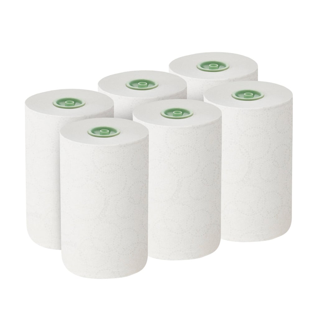 Sześć białych 1-warstwowych ręczników w rolkach Kimberly-Clark Kleenex® E-roll Slimroll™ (6x135m) z zielonym rdzeniem kartonowym jest ułożonych w dwóch rzędach po trzy na jednolitym białym tle.