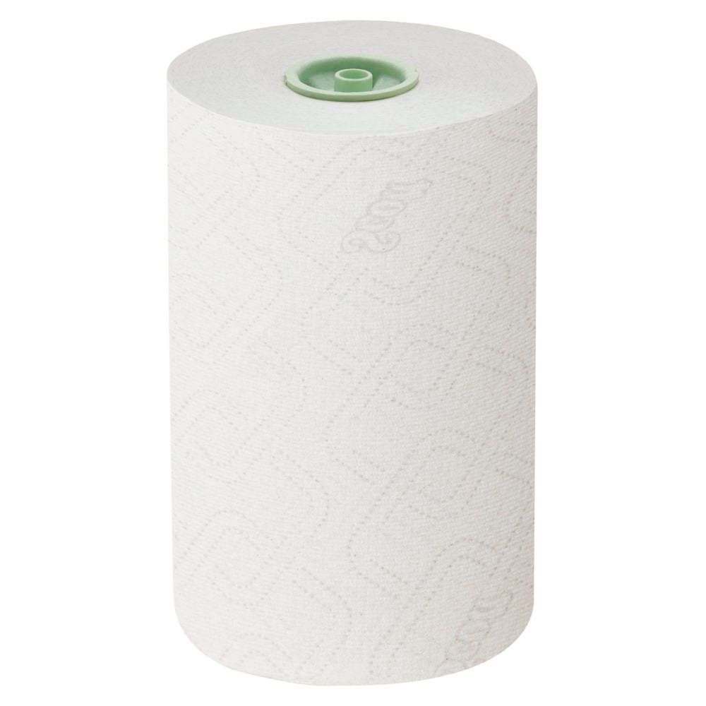 Pojedynczy biały ręcznik w rolce Scott® Essential™ Slimroll™ (jednowarstwowy, geometryczny wzór, zielony rdzeń) od Kimberly-Clark GmbH stoi pionowo na jednolitym białym tle.