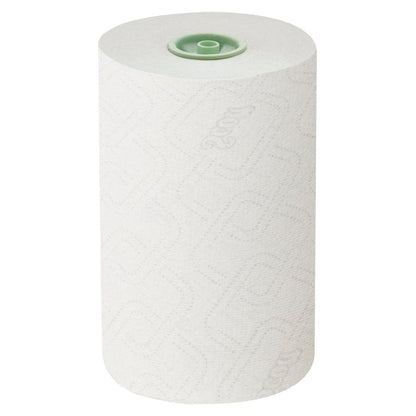 Pojedynczy biały ręcznik w rolce Scott® Essential™ Slimroll™ (jednowarstwowy, geometryczny wzór, zielony rdzeń) od Kimberly-Clark GmbH stoi pionowo na jednolitym białym tle.