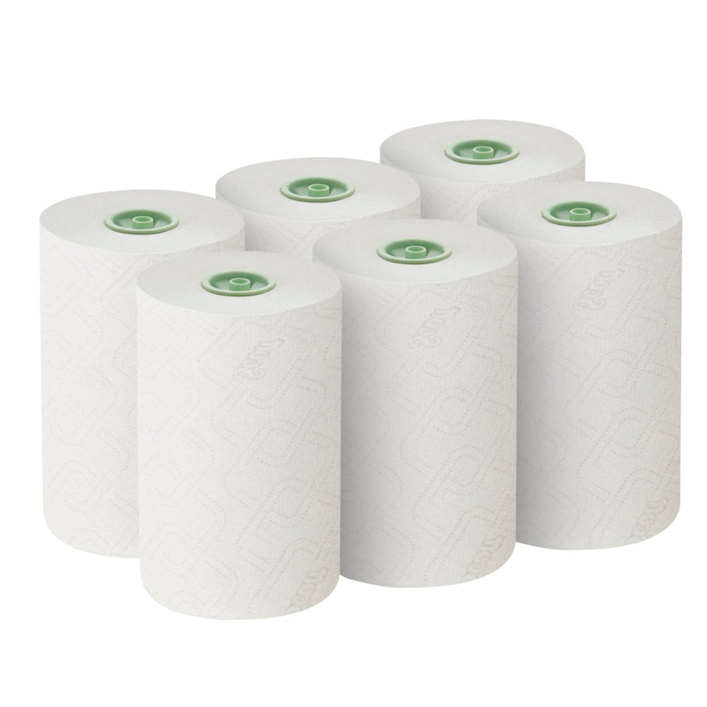 Sześć białych ręczników w rolkach Scott® Essential™ E-roll Slimroll™ od Kimberly-Clark GmbH jest ułożonych w dwóch rzędach po trzy. Każda jednowarstwowa, 180-metrowa rolka ma zielony rdzeń i delikatną teksturę, idealną do efektywnego użytkowania. Pudełko zawiera 6 rolek.