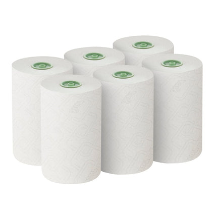 Sześć białych ręczników w rolkach Scott® Essential™ E-roll Slimroll™ od Kimberly-Clark GmbH jest ułożonych w dwóch rzędach po trzy. Każda jednowarstwowa, 180-metrowa rolka ma zielony rdzeń i delikatną teksturę, idealną do efektywnego użytkowania. Pudełko zawiera 6 rolek.