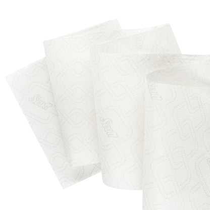 Trzy częściowo rozwinięte białe ręczniki w rolkach Scott® Essential™ Slimrolls (1 warstwa, 6x180m) od Kimberly-Clark GmbH z subtelnym wzorem wytłoczenia i brandingiem na jednolitym tle zapewniają niezawodny komfort.